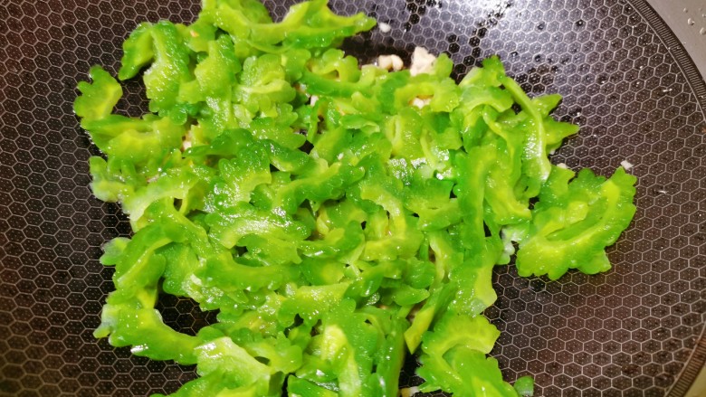 清炒苦瓜,再把苦瓜放入,加入少许食盐大火翻炒均匀