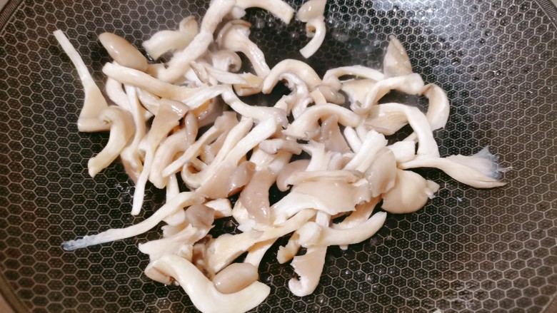 平菇鸡蛋汤,热锅烧油,再把平菇放下去加适量食盐干炒一会儿