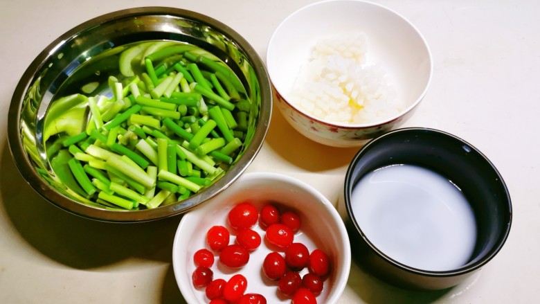 蒜苔炒鱿鱼,蔓越莓冻果自然解冻，水淀粉备好，至此食材处理好了。