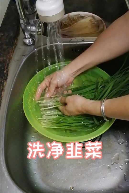 韭菜炒鱿鱼,洗净<a style='color:red;display:inline-block;' href='/shicai/ 116'>韭菜</a>