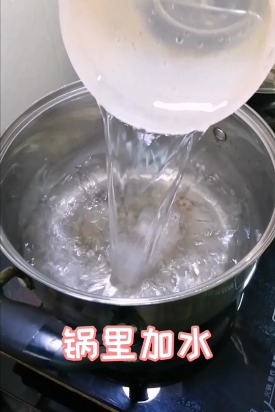 韭菜炒鱿鱼,锅里加水