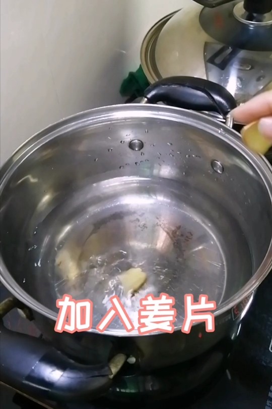 韭菜炒鱿鱼,加入姜片