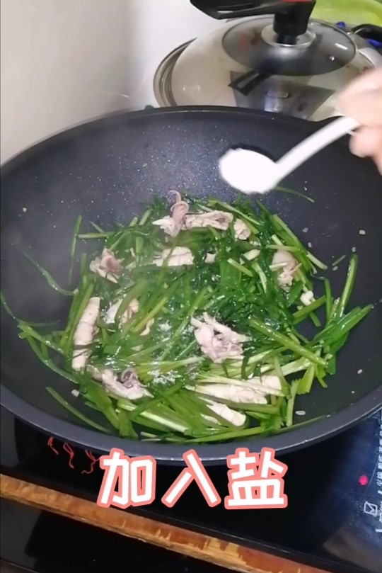 韭菜炒鱿鱼,加入盐