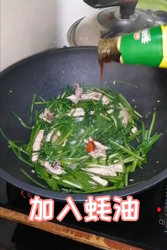 韭菜炒鱿鱼,加入<a style='color:red;display:inline-block;' href='/shicai/ 721'>蚝油</a>