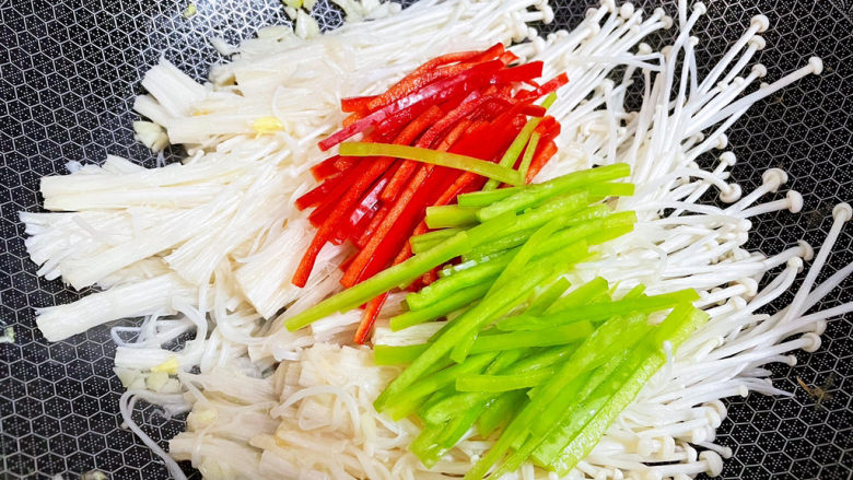 金针菇炒鸡蛋,加入青红椒,翻炒至断生
