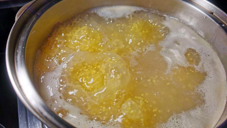 小米山药粥,小米开始糊化
