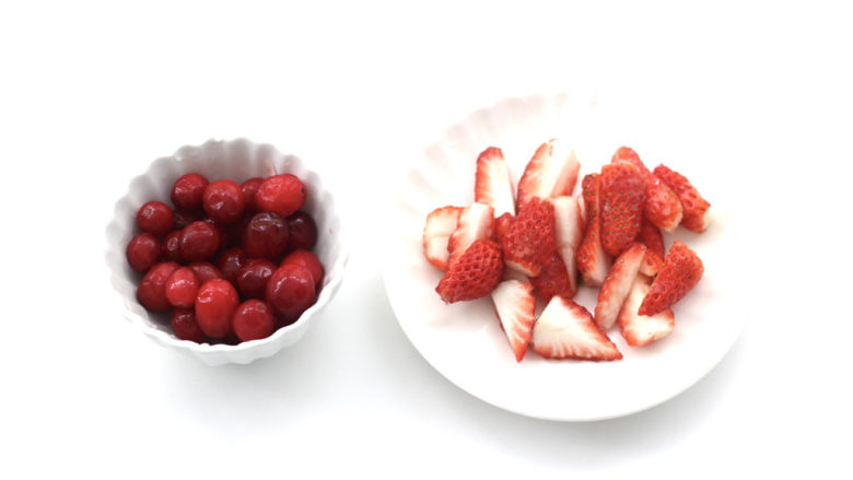 蔓越莓草莓椰奶啵啵球,蔓越莓冲洗干净,<a style='color:red;display:inline-block;' href='/shicai/ 592'>草莓</a>用淡盐水浸泡10分钟后,去蒂切块。