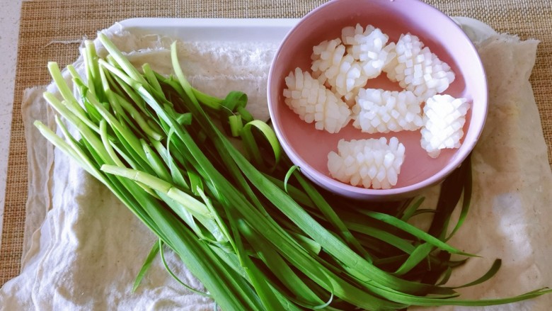 韭菜炒鱿鱼,食材准备好。