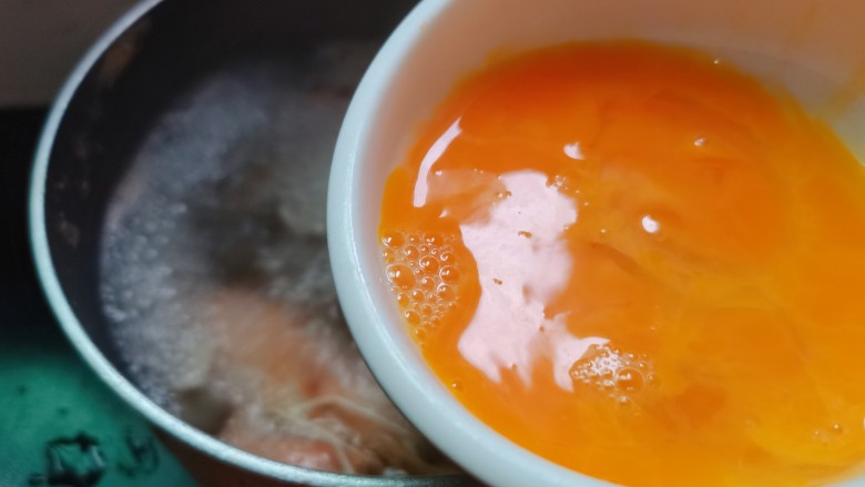 平菇鸡蛋汤,平菇煮至差不多时,淋入鸡蛋液