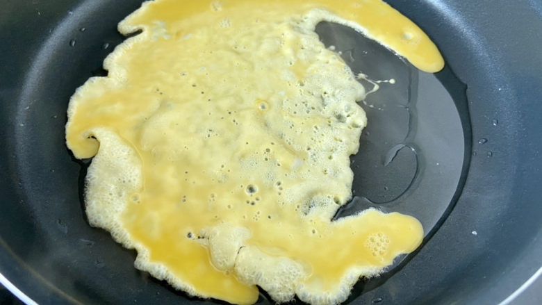 素炒平菇➕三彩素炒平菇,平底锅加少许食用油,油温热,倒入蛋液,摊平