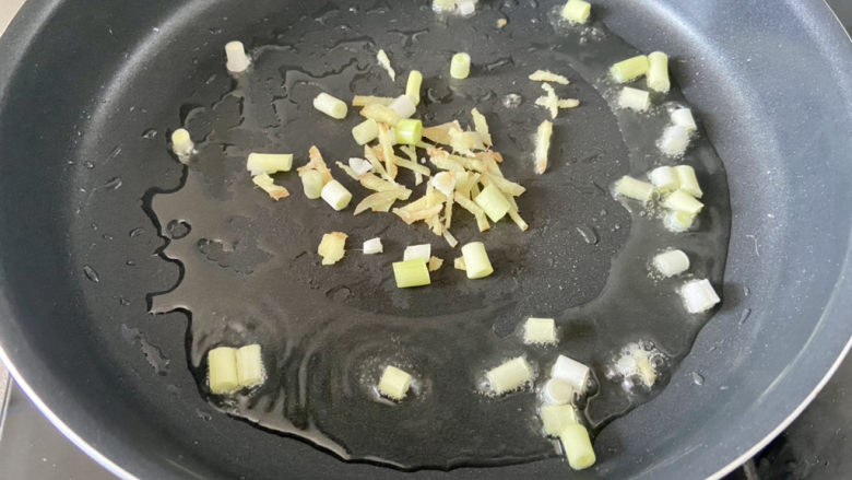 素炒平菇➕三彩素炒平菇,热锅冷油,下葱白姜丝,小火煸香