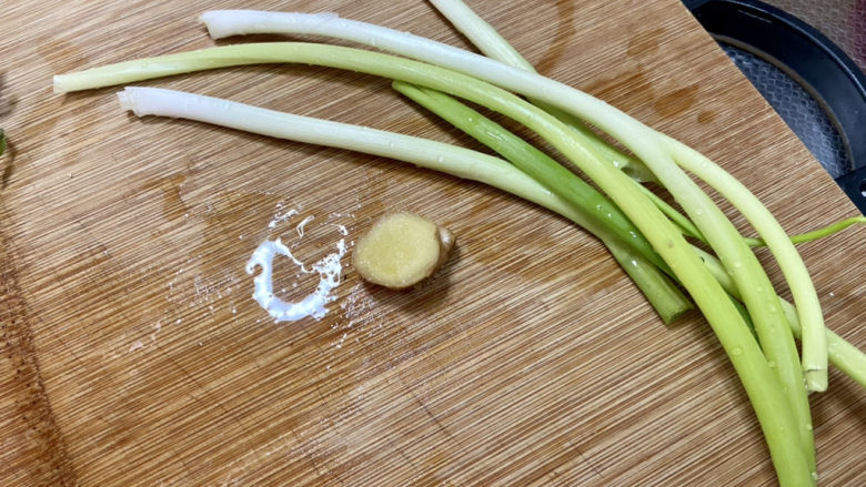 素炒平菇➕三彩素炒平菇,姜搓洗干净,小葱择好洗净