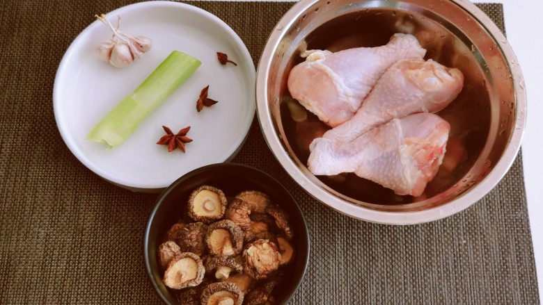 香菇炖鸡腿,食材准备好。