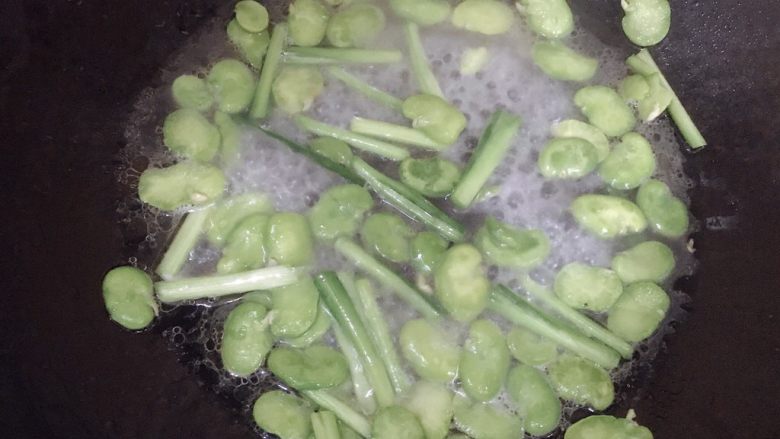 韭菜炒蚕豆,加适量温水