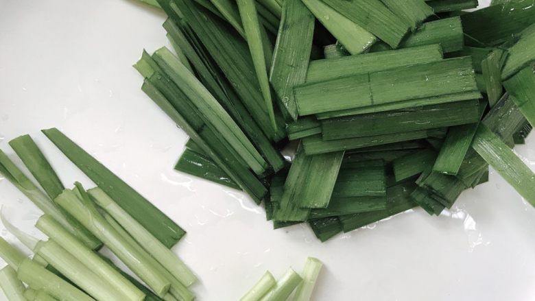 韭菜炒蚕豆,洗干净,头部和叶子分开切成段