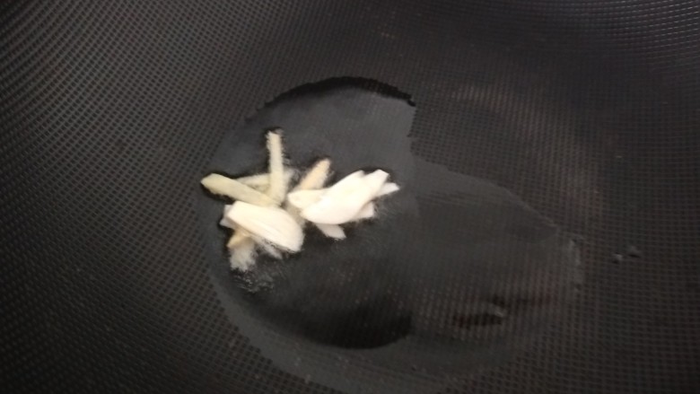 平菇鸡蛋汤,锅中倒入适量油烧热炒姜蒜,炒黄倒出留下油。