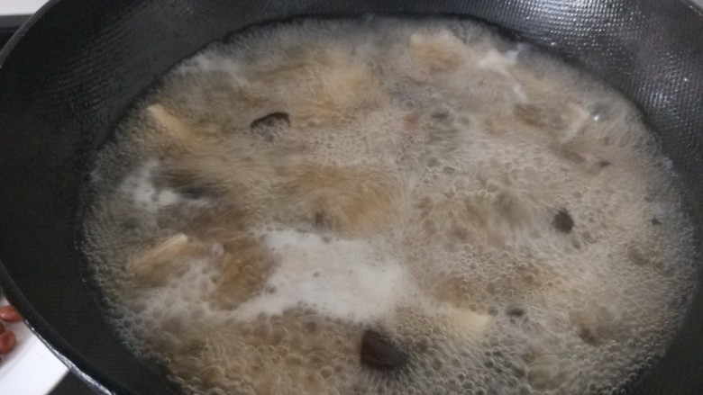 平菇鸡蛋汤,倒入豆腐木耳,在加入淀粉勾芡。