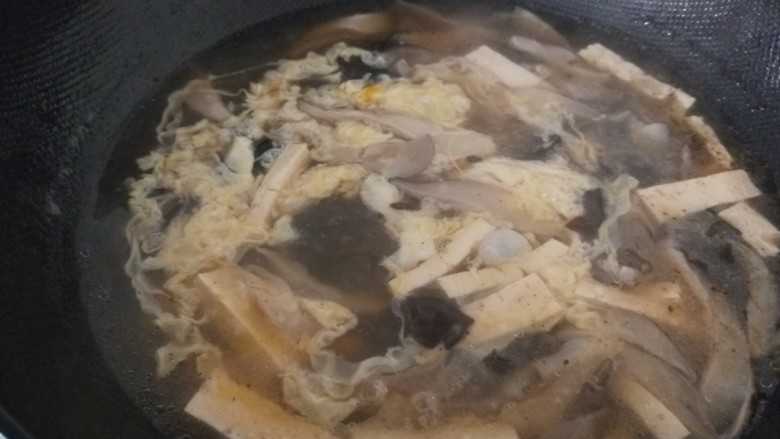 平菇鸡蛋汤,鸡蛋倒入锅中,加入胡椒粉,盐,醋,<a style='color:red;display:inline-block;' href='/shicai/ 788'>生抽</a>,鸡精。