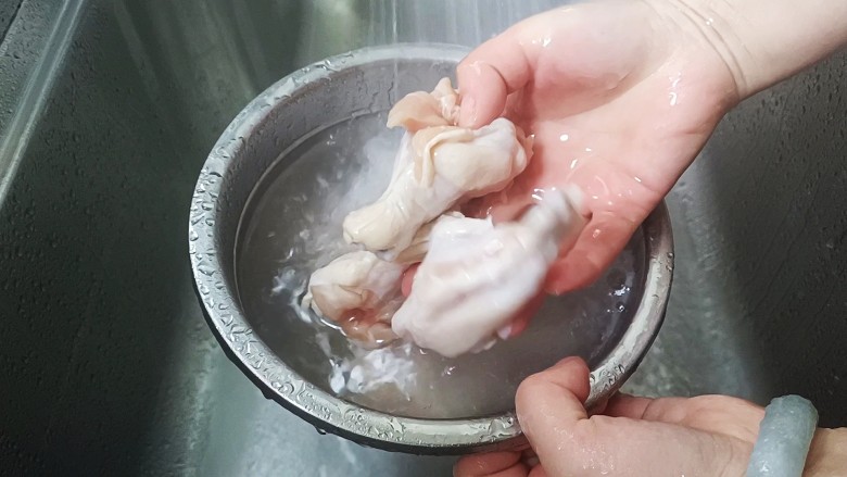 可乐鸡翅根,<a style='color:red;display:inline-block;' href='/shicai/ 4758'>鸡翅根</a>清洗干净