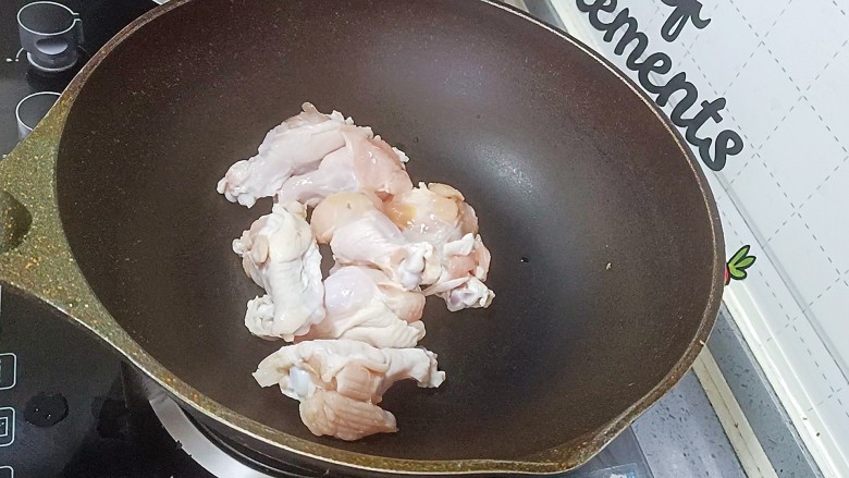 可乐鸡翅根,放入空锅