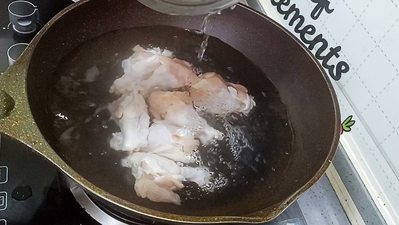 可乐鸡翅根,加入清水