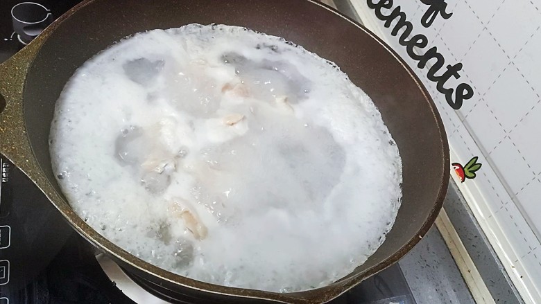 可乐鸡翅根,大火煮沸