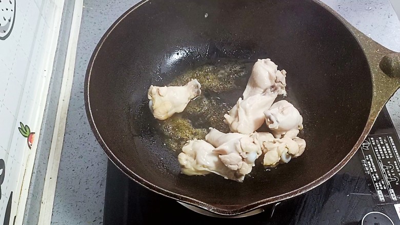 可乐鸡翅根,放入鸡翅根