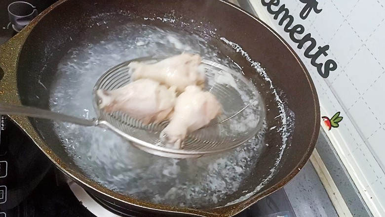 可乐鸡翅根,捞出控水