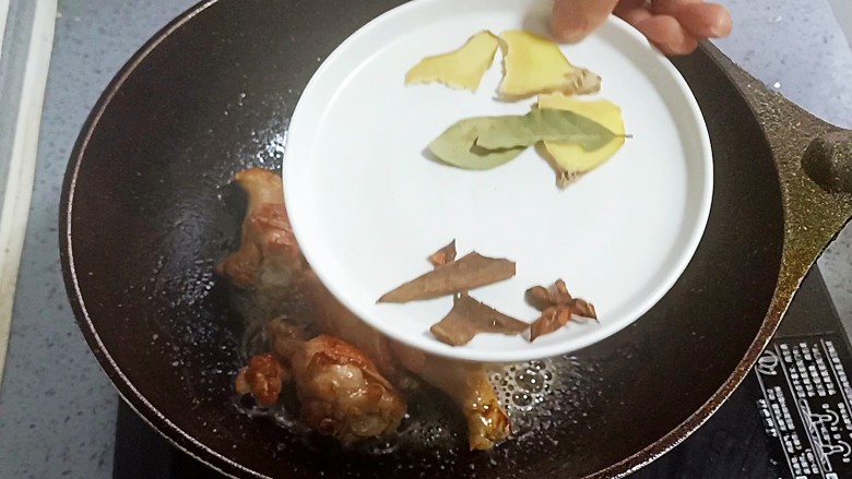 可乐鸡翅根,放入<a style='color:red;display:inline-block;' href='/shicai/ 695'>八角</a>，<a style='color:red;display:inline-block;' href='/shicai/ 710'>桂皮</a>，<a style='color:red;display:inline-block;' href='/shicai/ 741'>香叶</a>，<a style='color:red;display:inline-block;' href='/shicai/ 2800'>生姜</a>