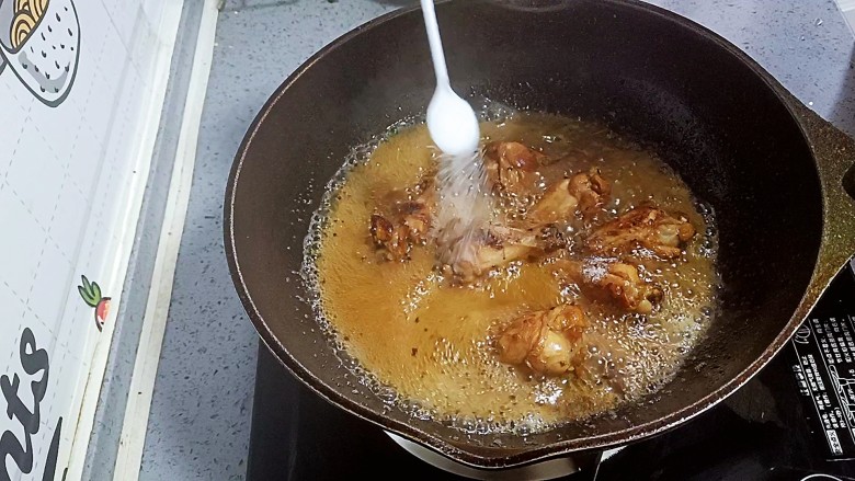 可乐鸡翅根,加入盐和<a style='color:red;display:inline-block;' href='/shicai/ 756'>鸡精</a>调味