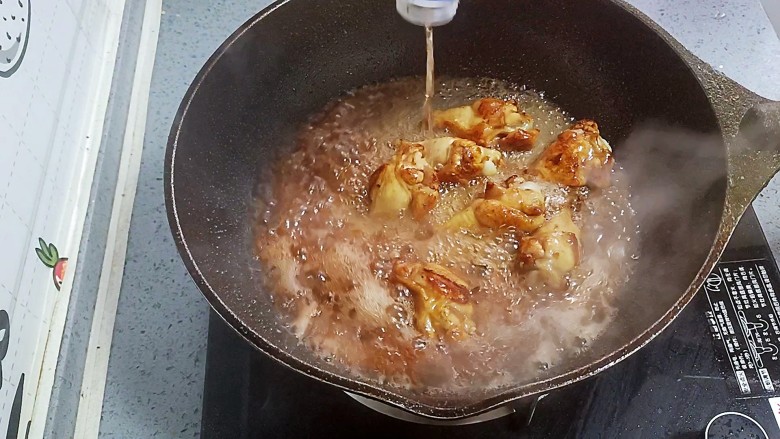 可乐鸡翅根,放入<a style='color:red;display:inline-block;' href='/shicai/ 911'>可乐</a>