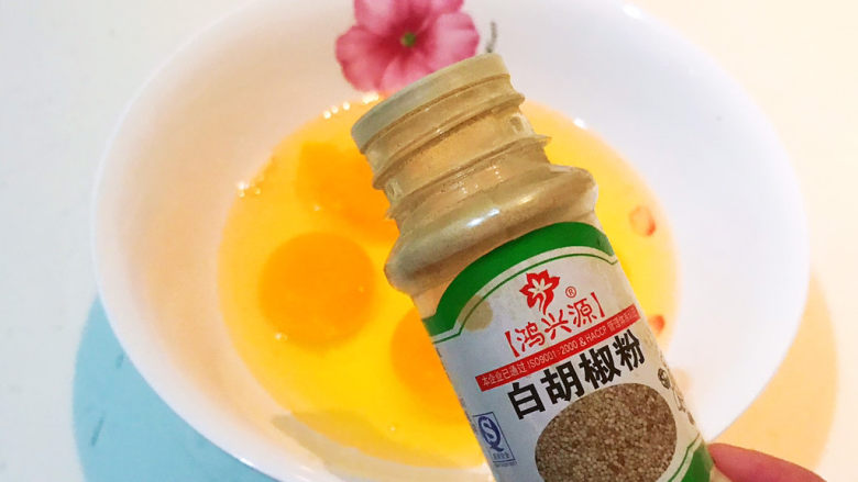紫菜饼,鸡蛋打入大碗里,加入<a style='color:red;display:inline-block;' href='/shicai/ 134296'>白胡椒粉</a>