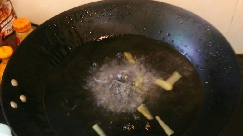 蚝油油麦菜,把水烧开