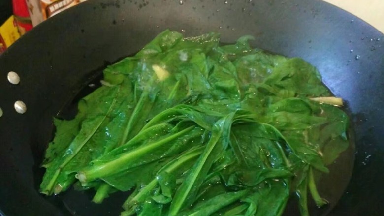 蚝油油麦菜,加入油麦菜，焯至断生