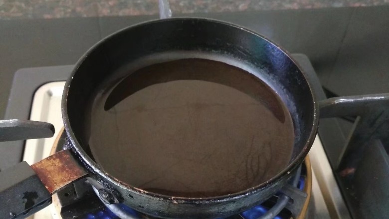 蚝油油麦菜,锅内加入油，烧至冒清烟