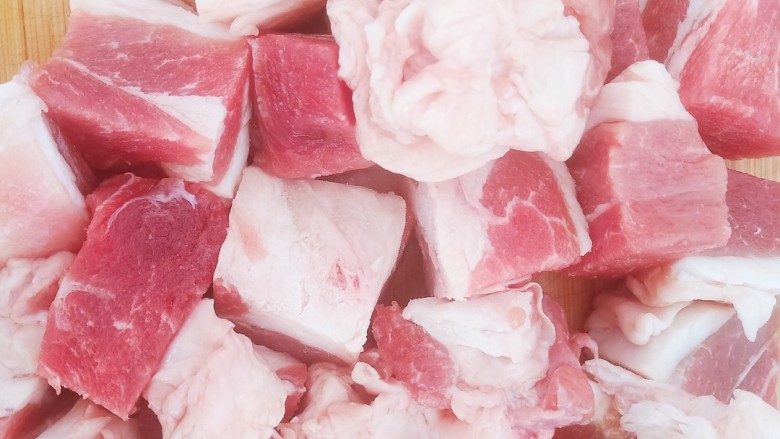 内蒙特色美食——稍美,两斤<a style='color:red;display:inline-block;' href='/shicai/ 329'>羊肉</a>清洗干净,分别切成小块,然后放入绞肉机绞成肉馅,肉馅颗粒大小根据自己的口感决定,我喜欢馅儿细腻一点的。