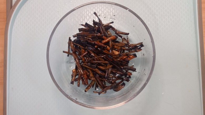 葱油花蛤,香葱捞出备用