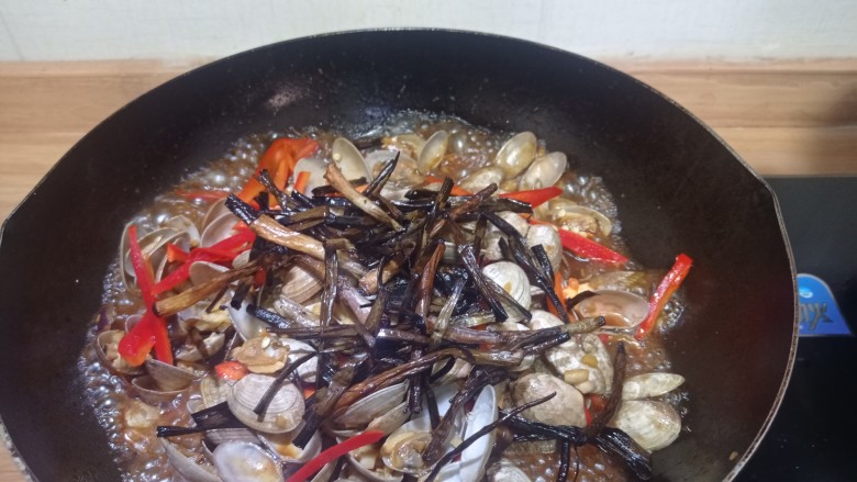 葱油花蛤,放入炸的,香葱