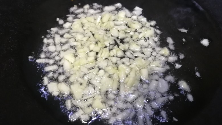 蚝油油麦菜,热锅凉油,放入蒜末文火炒香。