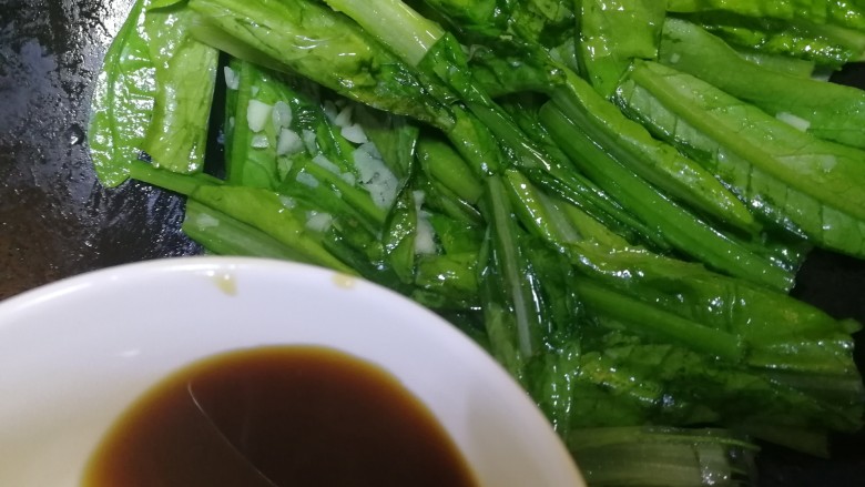 蚝油油麦菜,淋入调好的料汁。