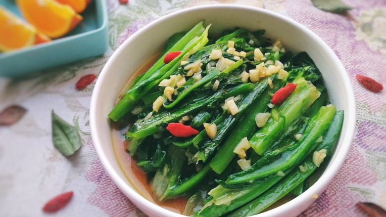 蚝油油麦菜,放上泡好的<a style='color:red;display:inline-block;' href='/shicai/ 142822'>枸杞子</a>点缀,脆嫩爽口,很好吃的瘦身蔬菜。