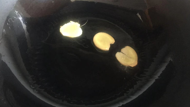 红烧带鱼,热锅倒油,下入姜片