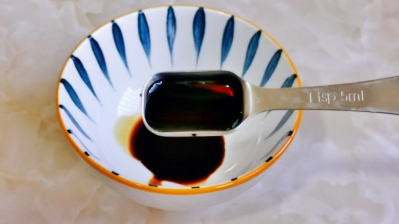 茄子盖浇饭,蒲烧汁:一勺<a style='color:red;display:inline-block;' href='/shicai/ 31426'>红烧酱油</a>。