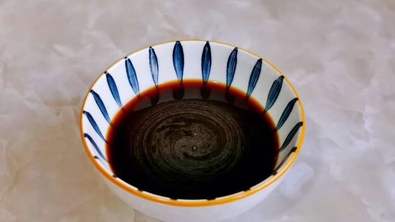 茄子盖浇饭,加入半碗纯净水搅拌均匀,这样蒲烧汁做好了。
