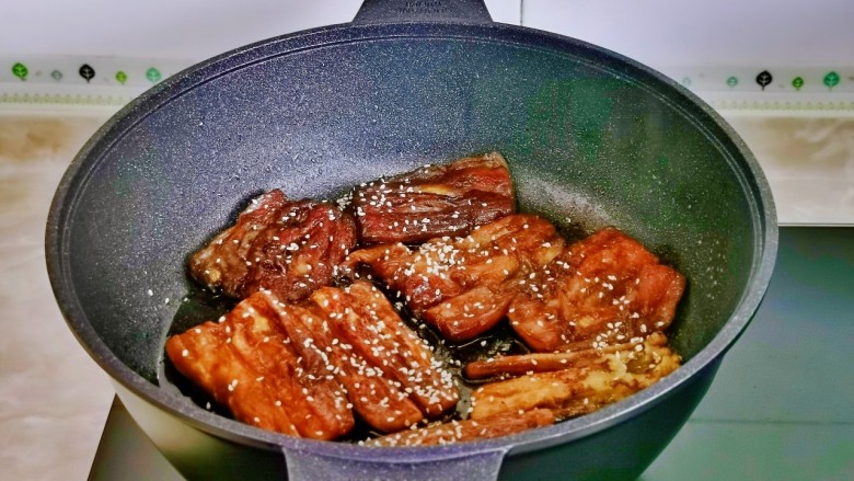 茄子盖浇饭,倒入蒲烧汁,大约2分钟左右,烧汁浓稠撒上熟白芝麻,即可关火。