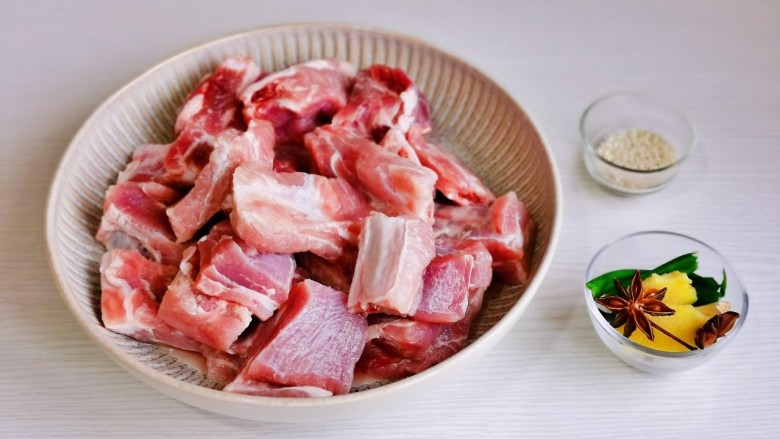 酱香排骨,准备食材,<a style='color:red;display:inline-block;' href='/shicai/ 434'>排骨</a>泡冷水,将血水泡出,葱姜蒜去皮切好。
