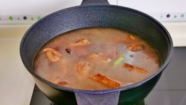 酱香排骨,加入开水,摸过排骨为佳,烧开后小火慢炖至排骨软烂,时间可以自己掌握。