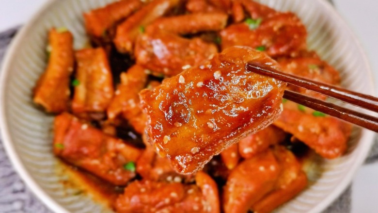 酱香排骨,排骨软烂,好吃停不下来。