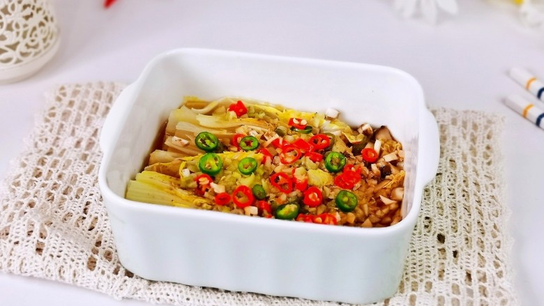 酸辣娃娃菜,取出淋上醋,热油。