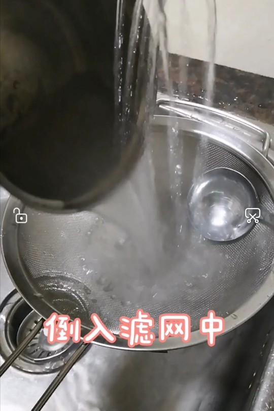 椰香西米布丁,倒入滤网中